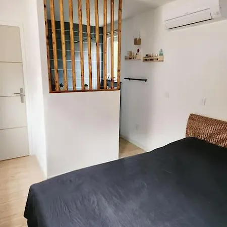 Petite En Bois Montbazin